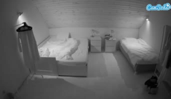 voyeurcam-julmodels-greybed-3