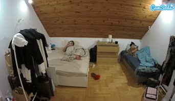 voyeurcam-julmodels-greybed-3