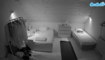 voyeurcam-julmodels-greybed-3